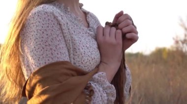 Galibiyeti hisseden genç bir kadın güzel gün batımıyla yüzleşiyor..