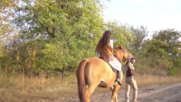 Pomalý Pohyb Šťastný Pár Farmářů Baví Koněm Uvnitř Ohrady Raničení — Stock video