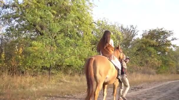 Pareja Granjeros Divirtiéndose Con Caballos Mordidos Durante Día Soleado — Vídeos de Stock