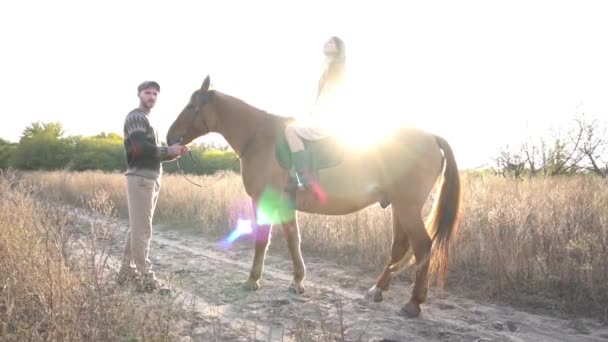 Slow Motion Combineer Staan Met Een Paard Meisje Een Jurk — Stockvideo