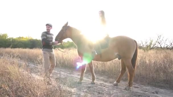 Walk Couples Fields Sunset Friends Horseback — Stockvideo