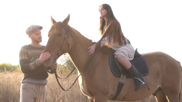 Slow Motion Paar Und Pferd Auf Der Ranch — Stockvideo