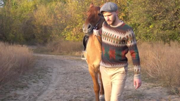 Pomalý Pohyb Kovboj Pózuje Koněm Texasu Farmě — Stock video
