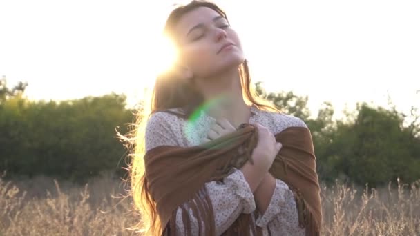 Медленное Движение Прекрасная Молодая Женщина Поле Закате — стоковое видео