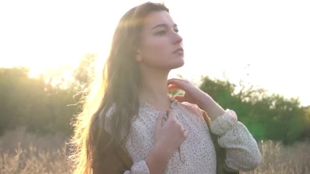 女孩在美丽的夕阳西下摆姿势 享受着最后的阳光 — 图库视频影像