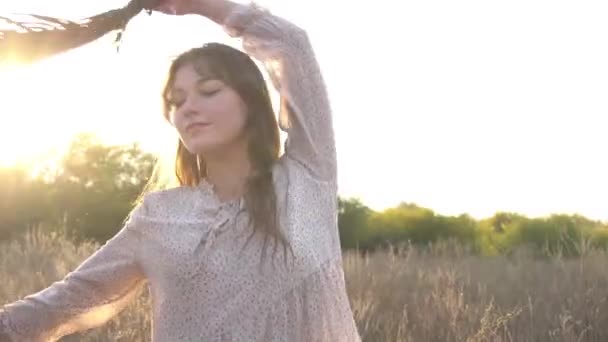 Portret Szczęśliwej Cieszącej Się Młodą Kobietą Łące Zachodzie Słońca — Wideo stockowe
