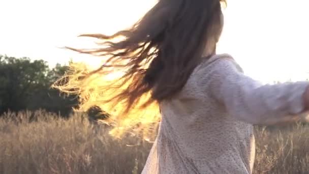 Zeitlupe Schöne Lächelnde Und Tanzende Frau Auf Einem Feld Bei — Stockvideo