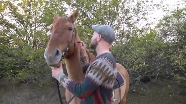 Den Lyckliga Mannen Smeker Vit Häst Ranch — Stockvideo