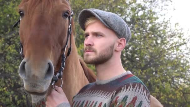 Çiftlikte Atı Olan Genç Adam — Stok video