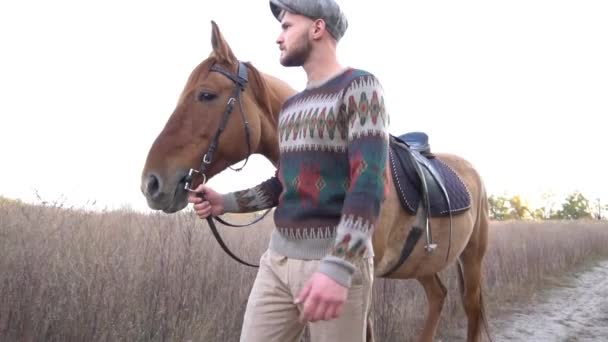 Slow Motion Man Met Paard Het Platteland — Stockvideo