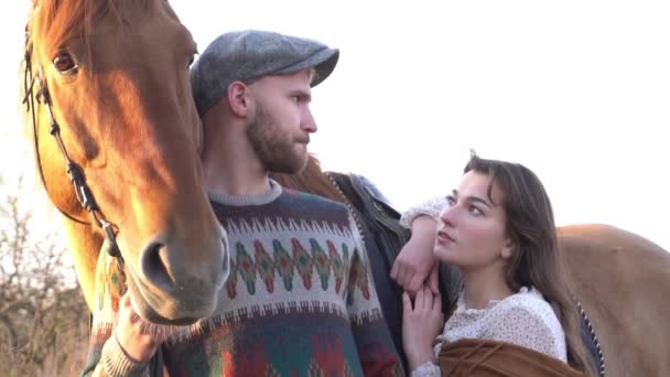 慢动作古板的女人和一个骑马的男人在一起 — 图库视频影像