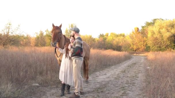 Slow Motion Gelukkig Liefdevol Koppel Ondergaande Zon Een Paardenboerderij — Stockvideo