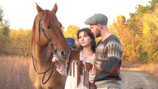 Slow Motion Romantic Couple Brown Horse Field — Vídeo de Stock