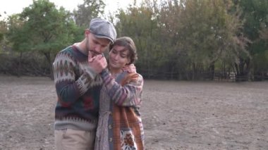 Mutlu ve sevgi dolu bir çift at çiftliğinde batan güneşte