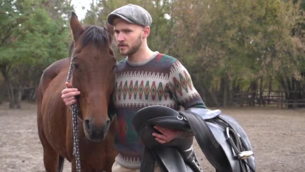 Портрет Молодого Человека Лошадью — стоковое видео