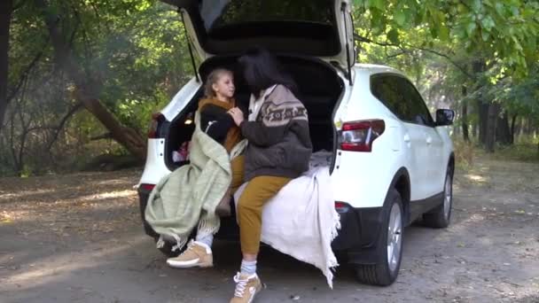 Szczęśliwe Dziewczyny Podróżują Samochodem Mama Córką Siedzą Bagażniku — Wideo stockowe