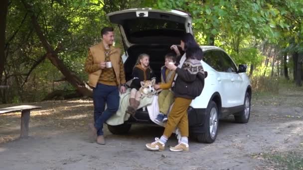 Wycieczka Samochodowa Jesienne Rodzinne Wakacje Szczęśliwi Rodzice Dzieci Podróżują Baw — Wideo stockowe