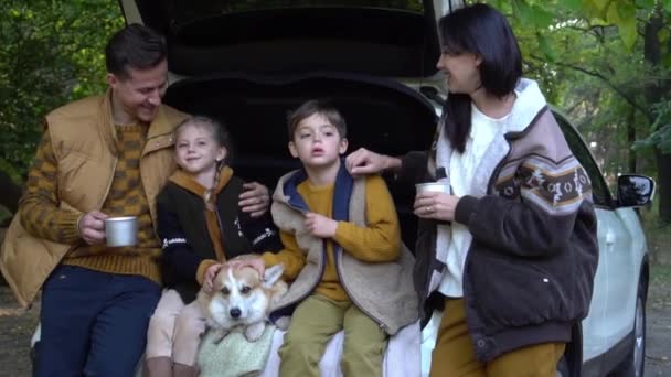 Young Family Kids Sitting Back Car Autumnal Forest — Vídeo de Stock