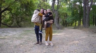 Woodland birlikte sonbahar yolda aile portresi
