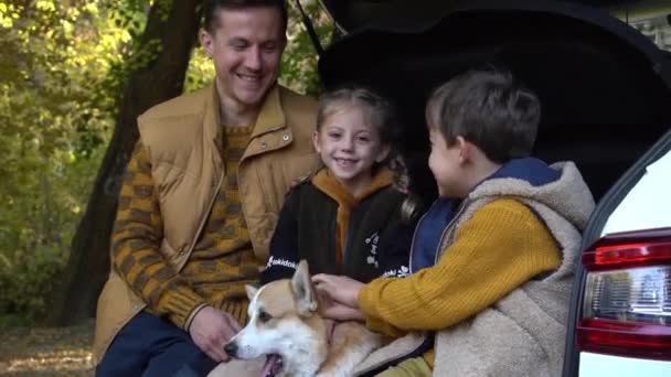 Счастливого Семейного Путешествия Машине Вместе Собакой Природе — стоковое видео