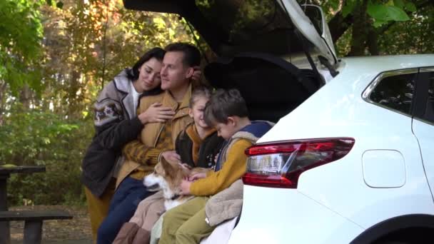 Щаслива Родина Мама Тато Дітьми Насолоджуються Природою Сидячи Машині — стокове відео