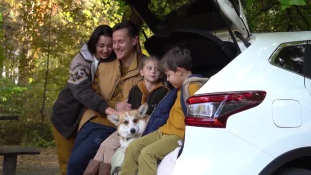 Αργή Κίνηση Όμορφη Οικογένεια Αναπαύεται Στο Πορτ Μπαγκάζ Του Αυτοκινήτου — Αρχείο Βίντεο
