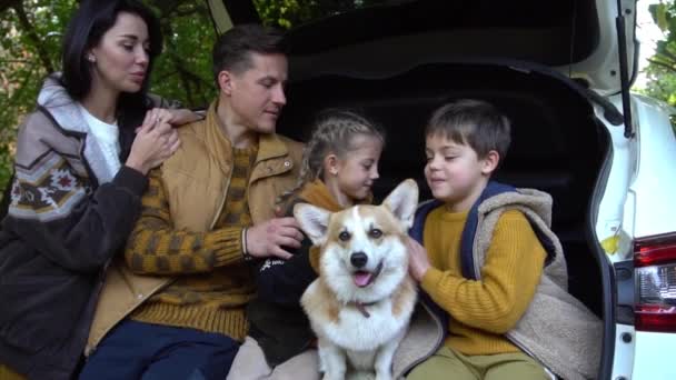 Αργή Κίνηση Ευτυχισμένη Οικογένεια Κάθεται Στο Πορτ Μπαγκάζ Του Αυτοκινήτου — Αρχείο Βίντεο