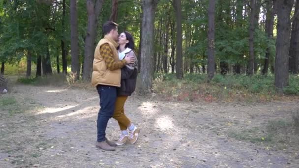 Beau Couple Amoureux Lors Une Promenade Forêt Automne — Video