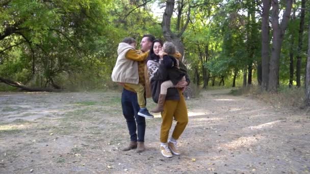 Slow Motion Hermosa Familia Joven Bosque Otoño — Vídeo de stock