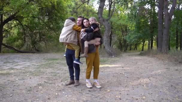 Ritratto Famiglia Autunno Passeggiata Nel Bosco Insieme — Video Stock