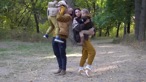 Αργή Κίνηση Νέα Ευτυχισμένη Οικογένεια Στέκεται Στο Δάσος — Αρχείο Βίντεο