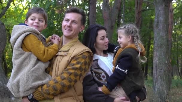 Famiglia Giovane Con Bambini Nel Parco Autunnale — Video Stock