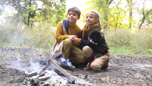 Slow Motion Young Brother Sister Sitting Campfire — ストック動画