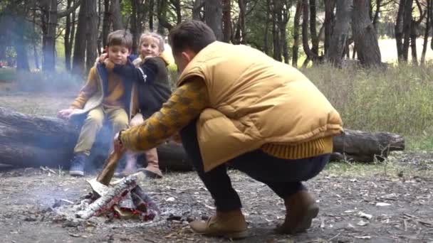 Familia Cámara Lenta Haciendo Fogata Juntos Mientras Tienen Viaje Día — Vídeo de stock