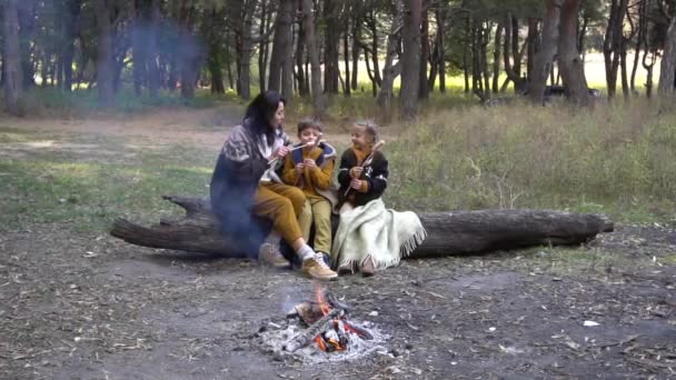 Щаслива Родина Мати Двоє Маленьких Дітей Сидять Дереві Парку Біля — стокове відео