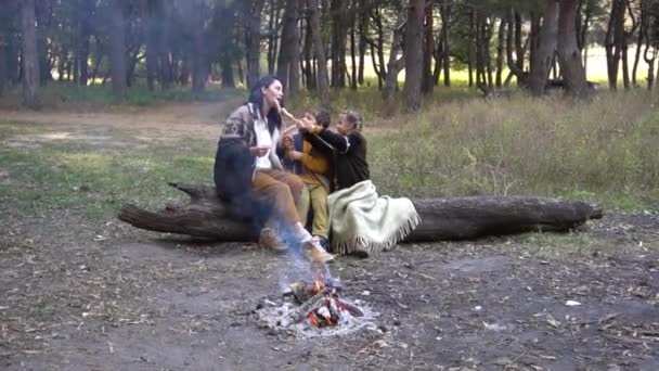 모녀와아 모닥불 주위에 소풍을 즐기고 — 비디오