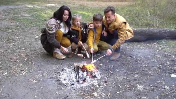篝火中的家庭露营和烹调香肠 — 图库视频影像