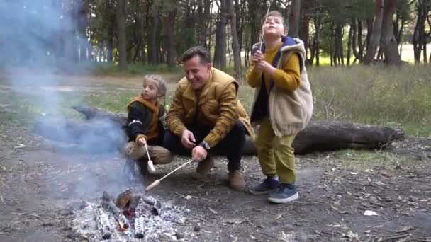 Happy Family Roasting Sausages Campfire — ストック動画