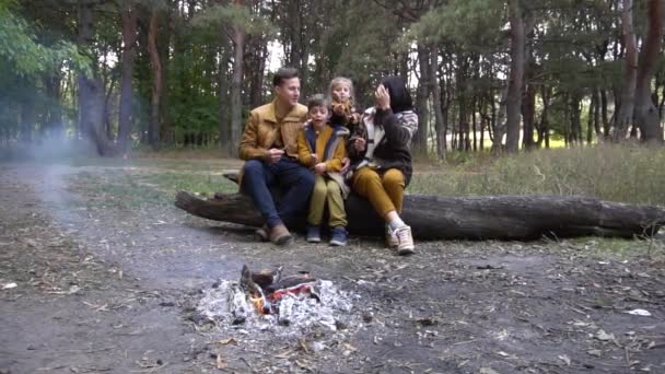 Family Father Mother Boy Girl Fire Autumn Forest — Stock video