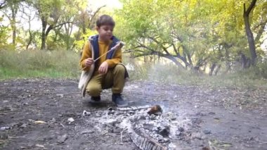 Sonbahar ormanında sarı ceketli güzel bir çocuk.. 