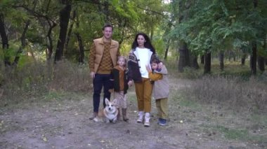 Sonbahar Ormanı Yolu 'nda Evcil Corgi Köpeğiyle Aile