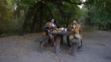Aile oturma masası yaz pikniğinin tadını çıkarın.