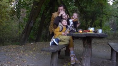 Oğlu ve kızı olan genç ebeveynler yürüyüş yapmaktan zevk alıyorlar.