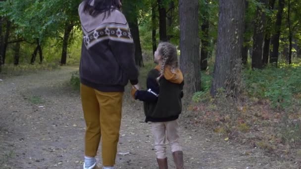 Mère Fille Marchant Dans Forêt Automne — Video