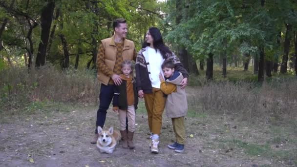Familie Mit Haustier Corgi Auf Dem Herbstwaldpfad — Stockvideo