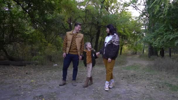 田舎を歩いている家族の秋の散歩に両親によって射精される興奮した女の子 — ストック動画