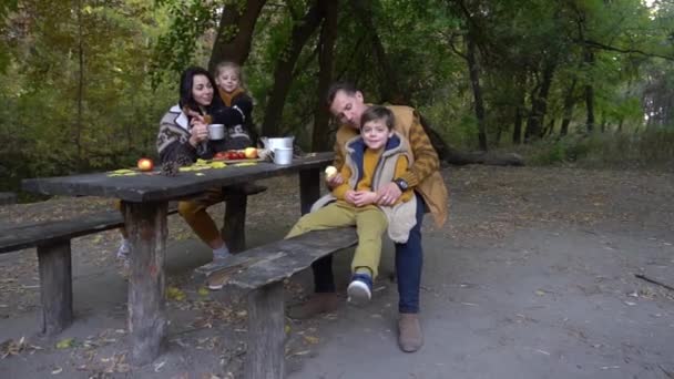 Χαρούμενη Οικογένεια Κάθεται Γύρω Από Ένα Τραπέζι Πικ Νικ Έναν — Αρχείο Βίντεο
