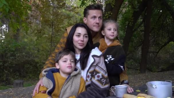 Sonbahar Ormanda Dinlenme Dört Kişilik Aile — Stok video