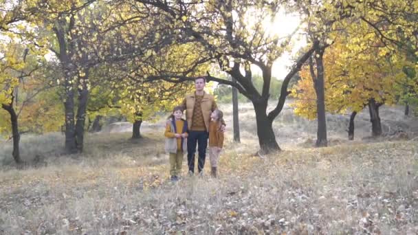 Glückliche Familie Zeitlupe Herbstpark — Stockvideo