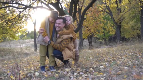Otec Dětmi Podzimním Lese — Stock video